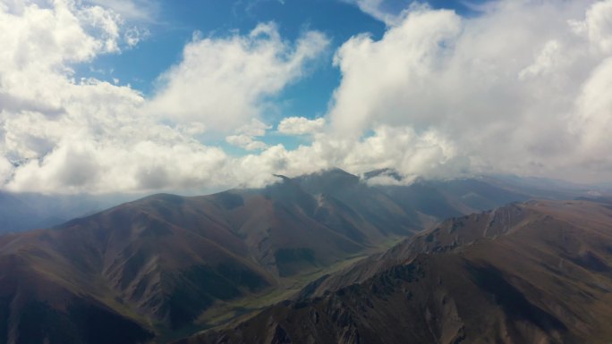 新疆航拍穿过云层山脉震撼风景4K大片