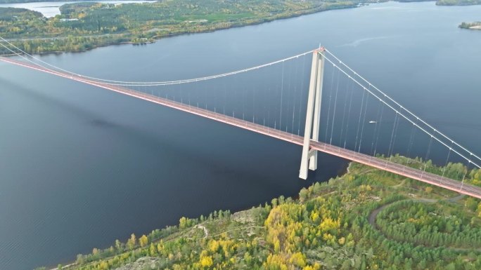 瑞典秋季海岸森林中的Hogakustenbron大桥令人惊叹的基础设施。无人机航拍