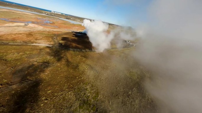 冰岛一处天然泉水形成的大片云旁的航拍FPV