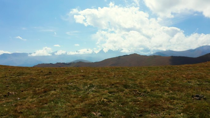 新疆航拍穿过云层山脉震撼风景4K大片