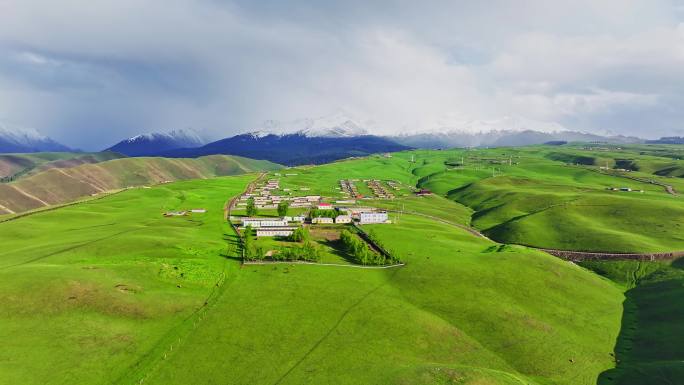 新疆草原雪山村落
