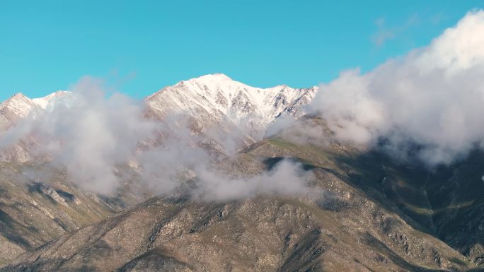 新疆航拍穿过云层山脉雪山震撼风景4K大片