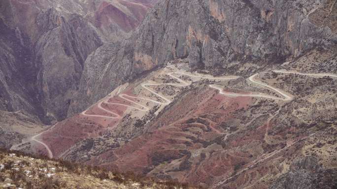 崎岖的盘山土路