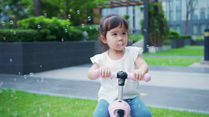 小女孩骑着滑板车小女生小孩子可爱女儿