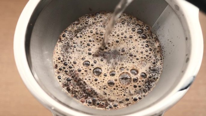 用不锈钢过滤器煮咖啡