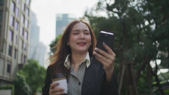 亚洲女性在城市中行走和使用智能手机
