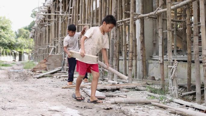 建筑工地的穷孩子被迫工作。反对童工的概念。强迫儿童劳动对儿童的压迫或恐吓人口贩卖。