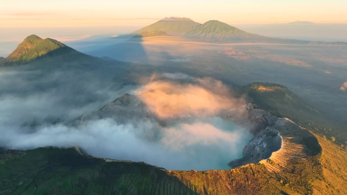 鸟瞰图环绕卡瓦伊真火山，火山口上有烟雾，绿松石湖，印度尼西亚爪哇一座活火山的硫磺开采