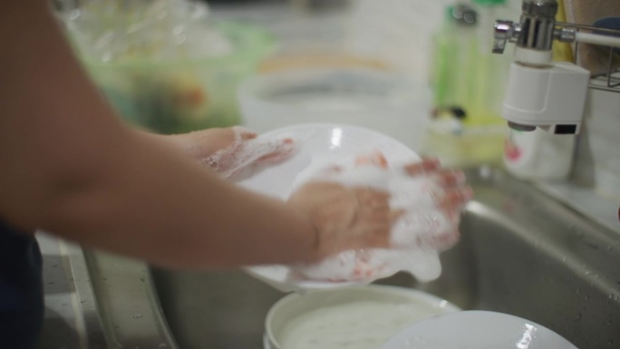 手女人用手洗碗洗洁精去油去污油渍洗盘子