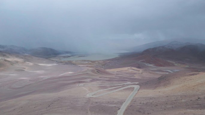 青藏高原上的盘山公路