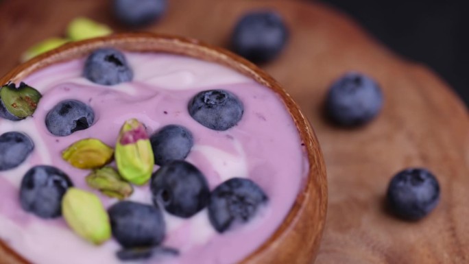 新鲜的紫色和白色酸奶，带有蓝莓和蓝莓的味道