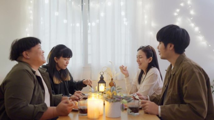 一群亚洲朋友很高兴在假期一起在客厅吃饭。