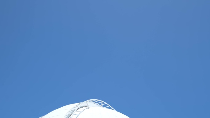 深圳天文台的圆顶向下倾斜