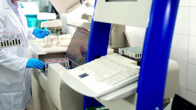 一个医学研究实验室，由生化科学家组成的多样化团队使用计算机和现代医学技术进行研究。医药高新技术设备开