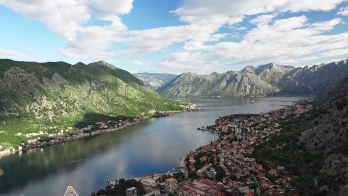 不断有游船到访令人惊叹的中世纪小镇科托黑山