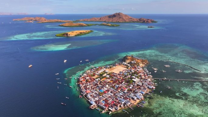 空中无人机拍摄的Pasir Putih岛，位于科莫多岛弗洛雷斯海中部的村庄，Kabupaten Ma