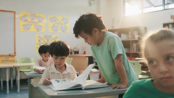 一群快乐的亚洲小学生在教室里学习。