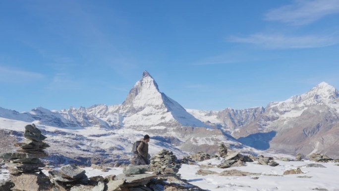 年轻人旅游旅行徒步旅行者走到山顶。瑞士阿尔卑斯山，瑞士。