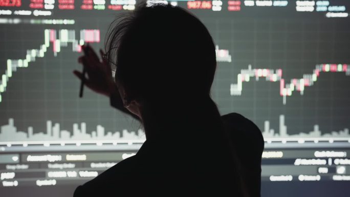 女商人用加密股票市场数据图分析金融