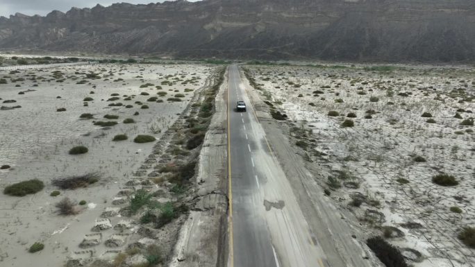 无人机追踪到一辆吉普车在俾路支省欣戈尔山谷和山脉之间的直路上行驶