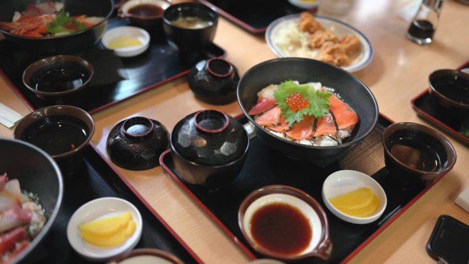 亚洲美食爱好者东武里烧三文鱼配味噌汤
