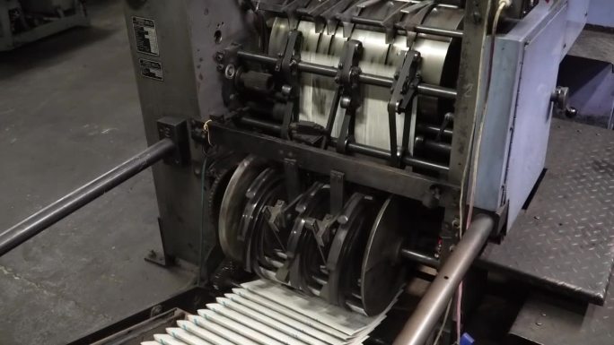 在印刷厂工作的旧印刷机印刷报纸。出版及印刷设备
