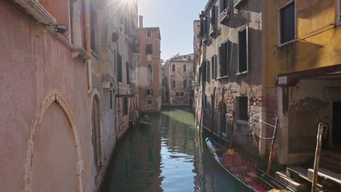 清晨的威尼斯运河、桥梁和古老的历史建筑，没有人。摄像机沿着运河上的桥移动，万向架拍摄。典型的威尼斯运
