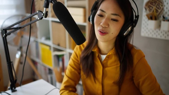 日本裔女性的B-roll，在她的家庭工作室录制播客