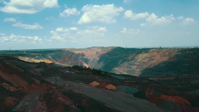采石场铁矿采石场露天采矿巨大的4K航拍视频。