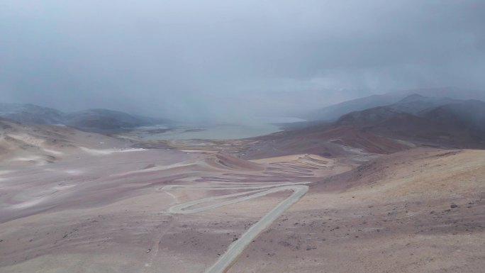 青藏高原上的盘山公路