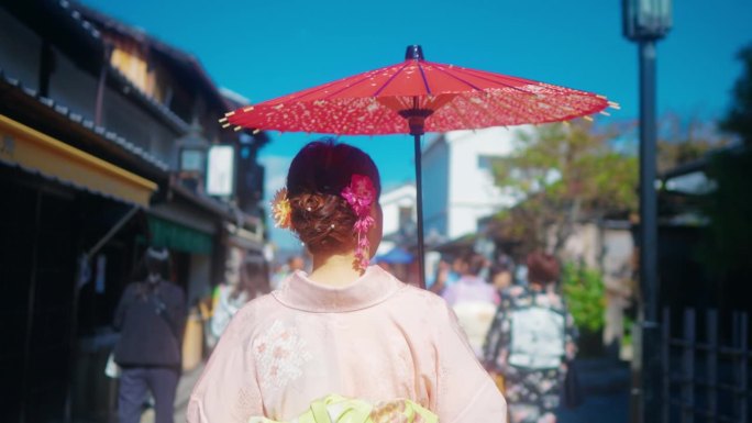 穿着日本传统和服漫步在老城区享受户外生活方式活动在日本城市旅行
