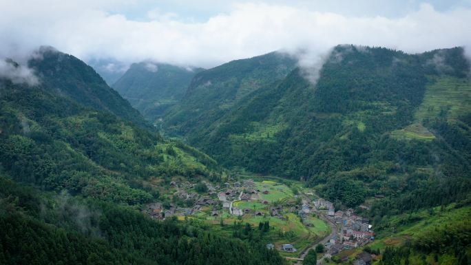 航拍大山里的乡镇城市