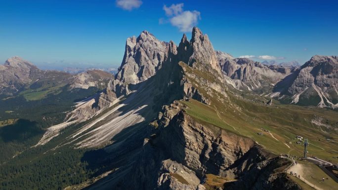 云天的实时镜头，蓝色的天空在塞塞达山顶，最著名的白云石阿尔卑斯山之一，意大利，欧洲，
