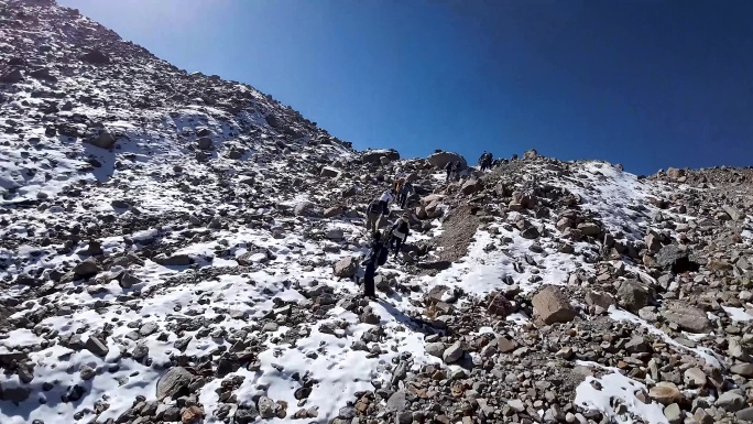 穿越机航拍攀登雪山冰川慕士塔格峰特殊视角