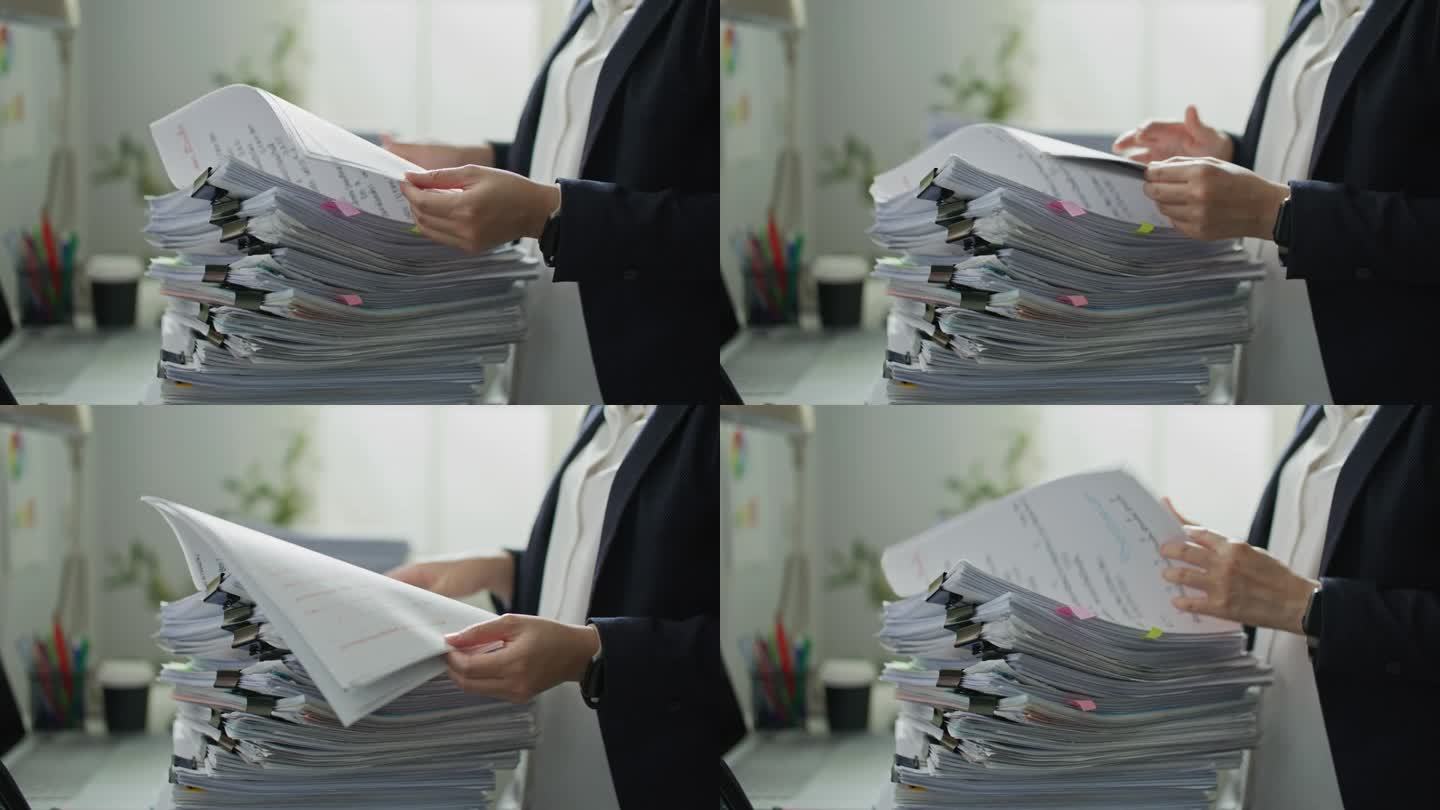 女商人在办公室里处理成堆的财务报告文件