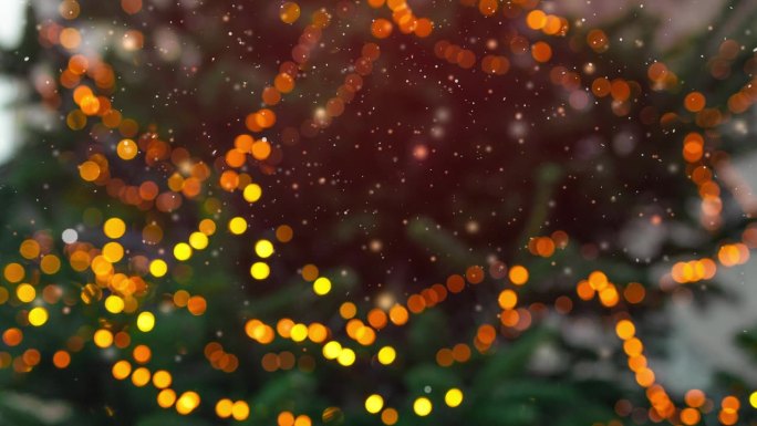 圣诞树装饰雪花和散景灯星星在黑暗的背景。圣诞快乐，新年快乐