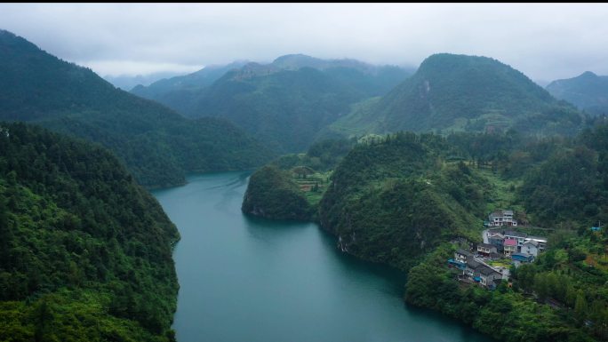 大山中的水库航拍隘口水库