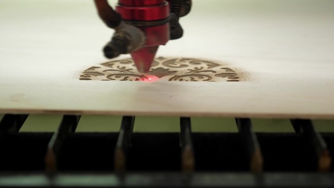 现代数控激光切割机将板材切割成各种形状。