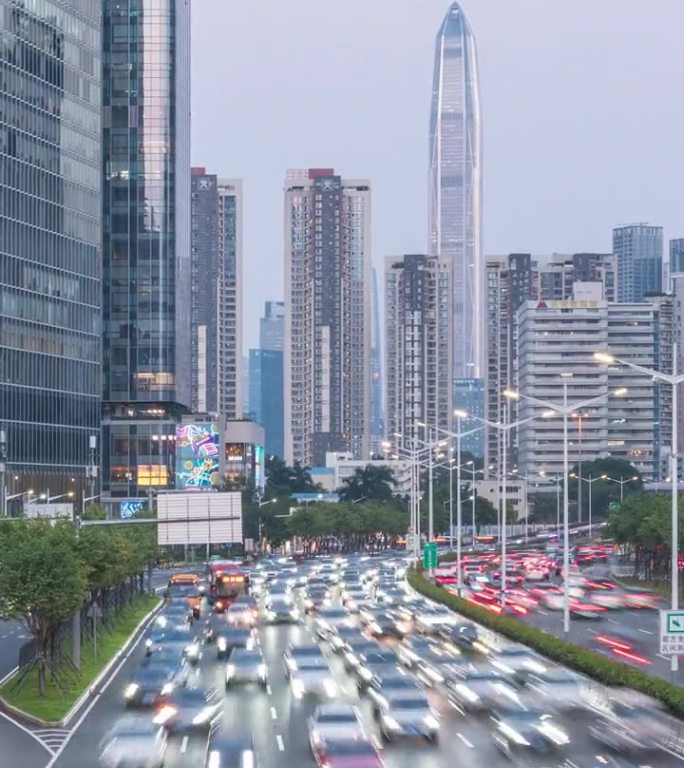 从黄昏到夜晚，中国深圳福田区CBD主干道的交通流量和城市风景