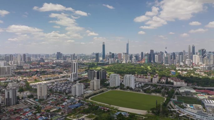 阳光明媚的一天飞越吉隆坡市区公园现场航拍全景4k延时马来西亚