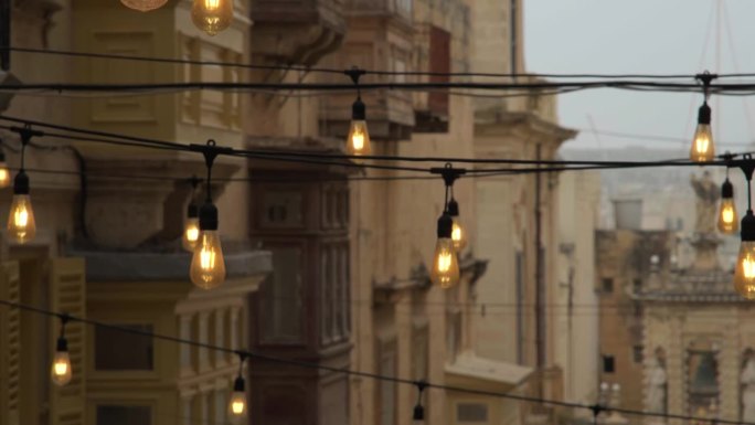 瓦莱塔老城巷子里挂着的灯