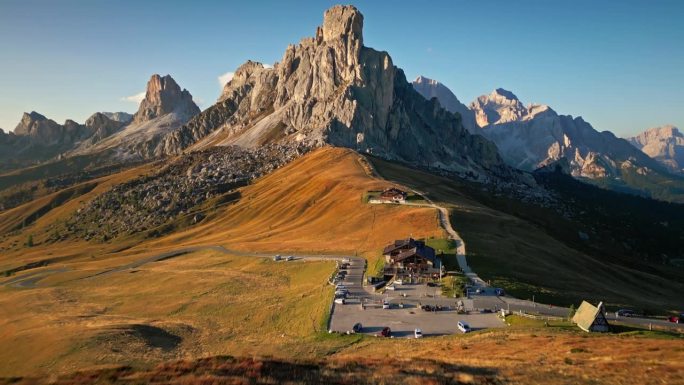 鸟瞰日落时分的Giau山口，这是意大利多洛米蒂山脉最著名的山口之一，