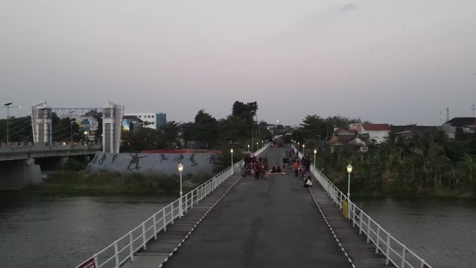 brg Over den Brantas是Kediri桥，也被称为老桥。
