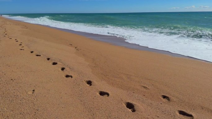 漫步在沙滩上，脚印在地中海的沙滩上，碧蓝的布拉瓦海岸