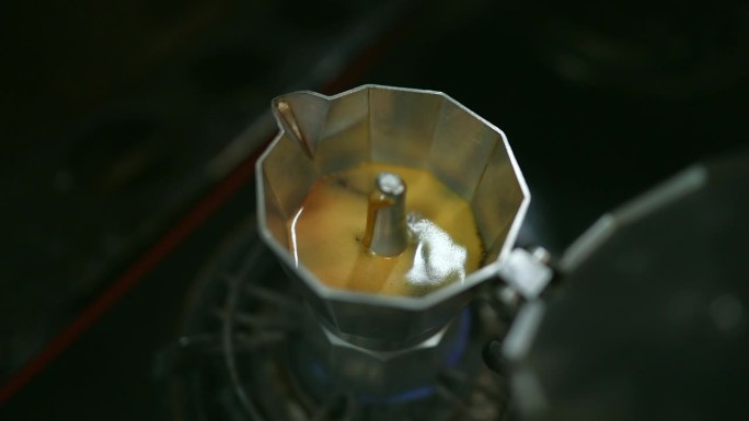 用火焰煮咖啡壶，用开水煮咖啡