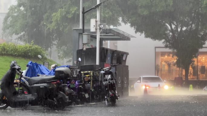 暴雨天气狂风暴雨大雨