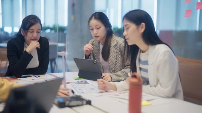 一群女企业家就办公室的能源问题进行头脑风暴。