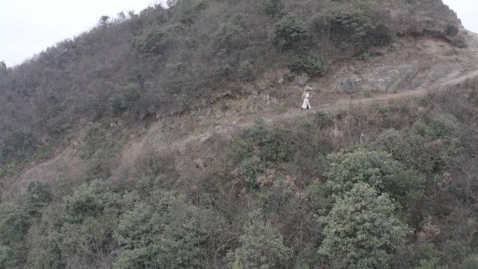 古代文人书生翻山越岭赶考