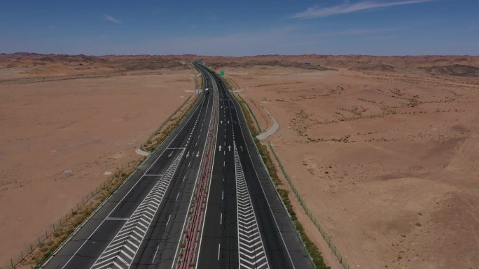 穿越中国新疆沙漠的高速公路。