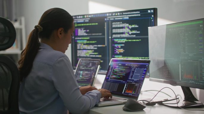女人用电脑编写编程代码，进行软件开发，跟踪拍摄